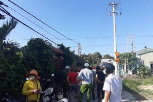 Lực lượng chức năng kiểm tra khu vực 21 người Trung Quốc lưu trú. Ảnh: CTV