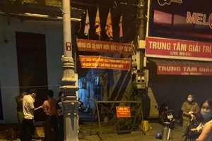 Dựng hàng rào, phun thuốc sát khuẩn một con hẻm ở Huế