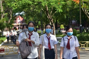 Thí sinh hoàn thành ngày thi đầu tiên. Ảnh: NGUYỄN DO