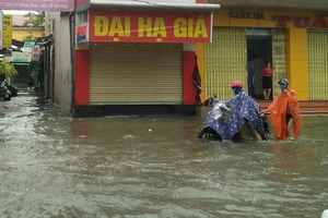 Mưa lớn kéo dài, điều tiết nước tại hồ thủy điện A Lưới