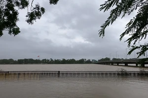 Nước sông Hương lên cao, cầu gỗ lim 64 tỉ bị nhấn chìm