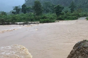 Quảng Trị: 2 người đàn ông bị nước lũ cuốn trôi