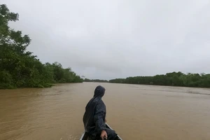 Cuộc sống người dân ở cạnh sông Ô Lâu khi lũ về