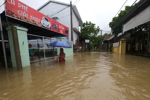 Huế cho học sinh nghỉ học, thủy điện tăng cường xả nước