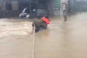 Lũ ở Huế lên nhanh, sơ tán dân khỏi vùng nguy hiểm