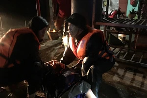 Chìm tàu, 5 thuyền viên trôi dạt nhiều giờ trên biển