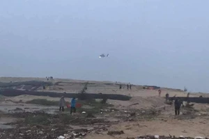 Trực thăng cứu 9 người trên chiếc tàu chìm tại Quảng Trị