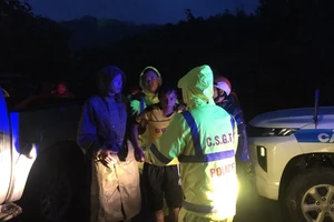 Vượt dòng nước, đưa người của thủy điện Rào Trăng 3 đi viện