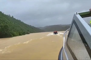 Vượt dòng lũ dữ đưa thi thể công nhân Rào Trăng 3 ra ngoài