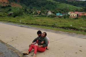 22 chiến sĩ bị vùi lấp: Tiếng khóc nghẹn của người thân