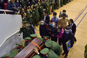 Hàng trăm người đứng bên đường tiễn liệt sỹ đoàn Kinh tế 337