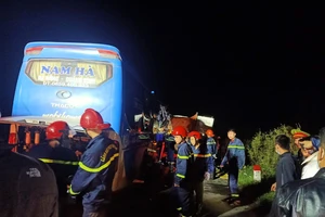 Xe khách tông đuôi xe tải làm 1 người chết, 14 người bị thương