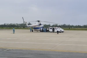 Trực thăng vào Hướng Hóa đưa 2 người bị thương đi cấp cứu