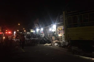 Xe tải đâm 4 nhà dân, bước đầu ghi nhận 2 người chết 