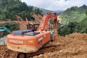 Sẵn sàng ngăn đập, nắn sông Rào Trăng tìm 12 người mất tích