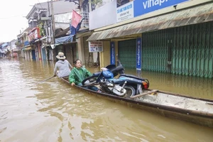 Phố cổ Bao Vinh ngập trong nước lũ
