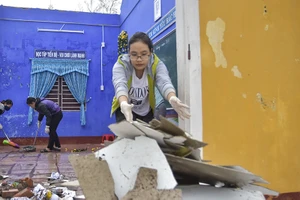Hàng loạt trường học ở Huế tan hoang sau bão số 13