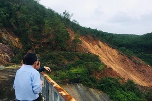 Sạt lở khoảng 5.000 m3 đất ở thủy điện Hương Điền