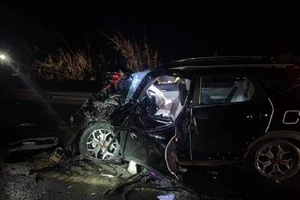 2 xe ô tô đối đầu, 1 người chết, 5 người bị thương