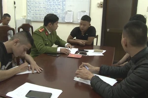 Nhóm thanh thiếu niên đốt pháo trên đường phố