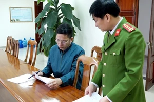 Trương Tấn Lâm nhận quyết định khởi tố, lệnh khám xét chỗ ở, chỗ làm việc và quyết định cấm đi khỏi nơi cư trú. Ảnh: CAQB