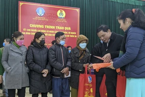 Bộ trưởng Bộ NN&PTNT trao quà cho bà con ở Thừa Thiên - Huế