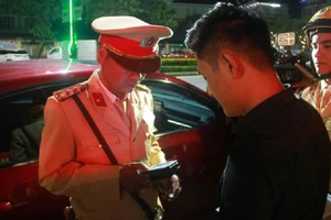 CSGT TP Huế kiểm tra nồng độ cồn tài xế. Ảnh: ND