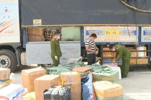 Gần 900kg nội tang không rõ nguồn gốc trên ô tô