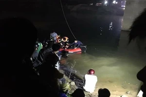 Va chạm với ô tô trên cầu, 2 học sinh bị hất rơi xuống sông