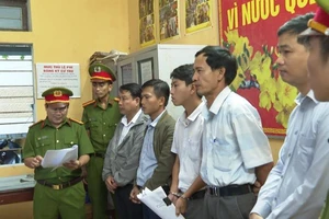 Công an tỉnh Thừa Thiên - Huế cũng đã quyết định khởi tố với nguyên Chủ tịch UBND phường Thủy Xuân và bốn cán bộ, nhân viên. Ảnh: T.HỒNG