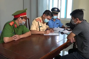 Một 'xe ké' Huế - Đà Nẵng chở khách khi hết hạn kiểm định