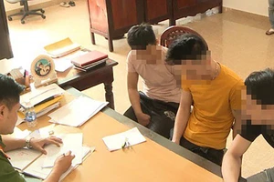 Công an làm việc với những người tàng trữ, sử dụng trái phép chất ma túy, đánh bạc. Ảnh: T.HỒNG