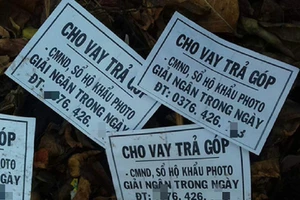 Những tờ rơi cho vay trả góp được hai thanh niên rải xuống đường.