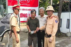 CSGT trích xuất camera, trả lại 20 triệu cho người đánh rơi