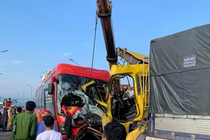 Tai nạn giữa xe khách và xe tải khiến 1 người tử vong