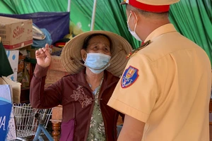 Cụ bà 87 tuổi đạp xe tặng cam, nước suối cho chốt kiểm dịch