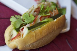 Quảng Ngãi: 26 người nhập viện sau khi ăn bánh mì