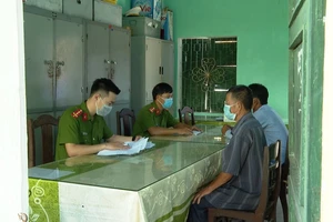 Khởi tố 10 người rủ nhau đi phá rừng ở Huế