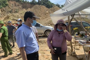 Lực lượng chức năng vào Rào Trăng 3 tìm kiếm công nhân mất tích