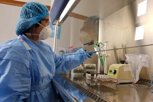 Lấy mẫu xét nghiệm người dân 1 thôn ở Thừa Thiên Huế vì có ca nhiễm COVID-19