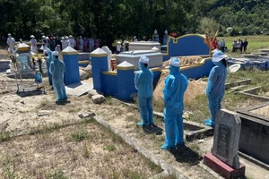 5 anh em đang cách ly được mang đồ bảo hộ về tiễn đưa cha 