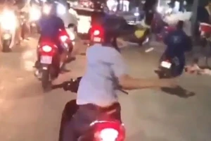 Thanh niên buông 2 tay khi chạy xe máy bị phạt hơn 17 triệu đồng