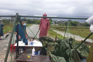 Thừa Thiên Huế gia cố các chốt kiểm dịch COVID-19 để chống bão