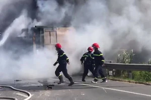 Xe tải tự gây tai nạn, bốc cháy dữ dội trên đường