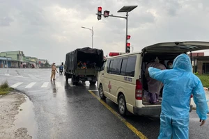 Sản phụ sinh con bên đường khi từ TP.HCM về Nghệ An