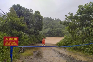 Ảnh: Mưa lớn, nhiều nơi ở Quảng Trị, Thừa Thiên - Huế ngập lụt