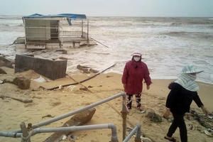 Phao hàng hải, nhà nổi trôi dạt vào bờ biển Thừa Thiên - Huế