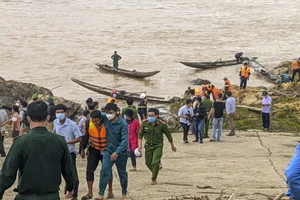 Giải cứu thành công đoàn cán bộ sở GTVT mắc kẹt trên sông Thạch Hãn