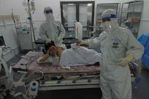 Cứu sống nữ bệnh nhân nặng 100kg, mắc COVID-19 nguy kịch