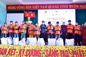 Nguyên Chủ tịch nước tặng áo phao cho ngư dân bám biển bảo vệ chủ quyền tổ quốc